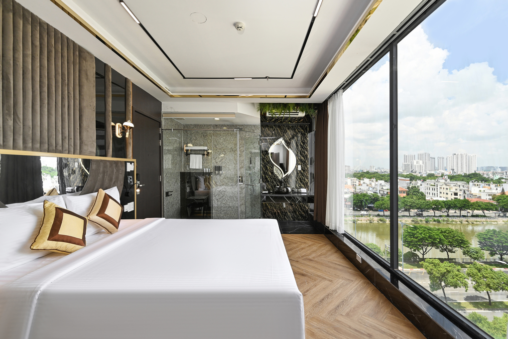 g8 riverside hotel